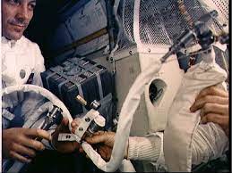 Apollo 13 crew managing the oxygen tank failure in zero gravity